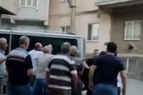 Kalabalığın ortasında tekme tokat dövdüler