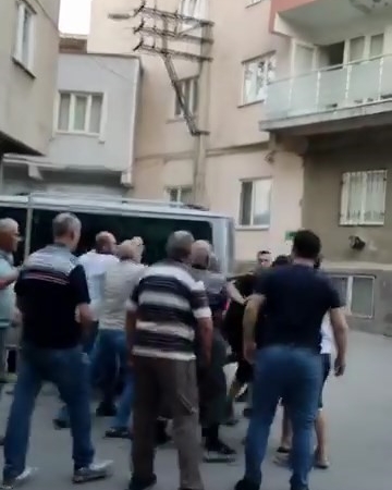 Kalabalığın ortasında tekme tokat dövdüler
