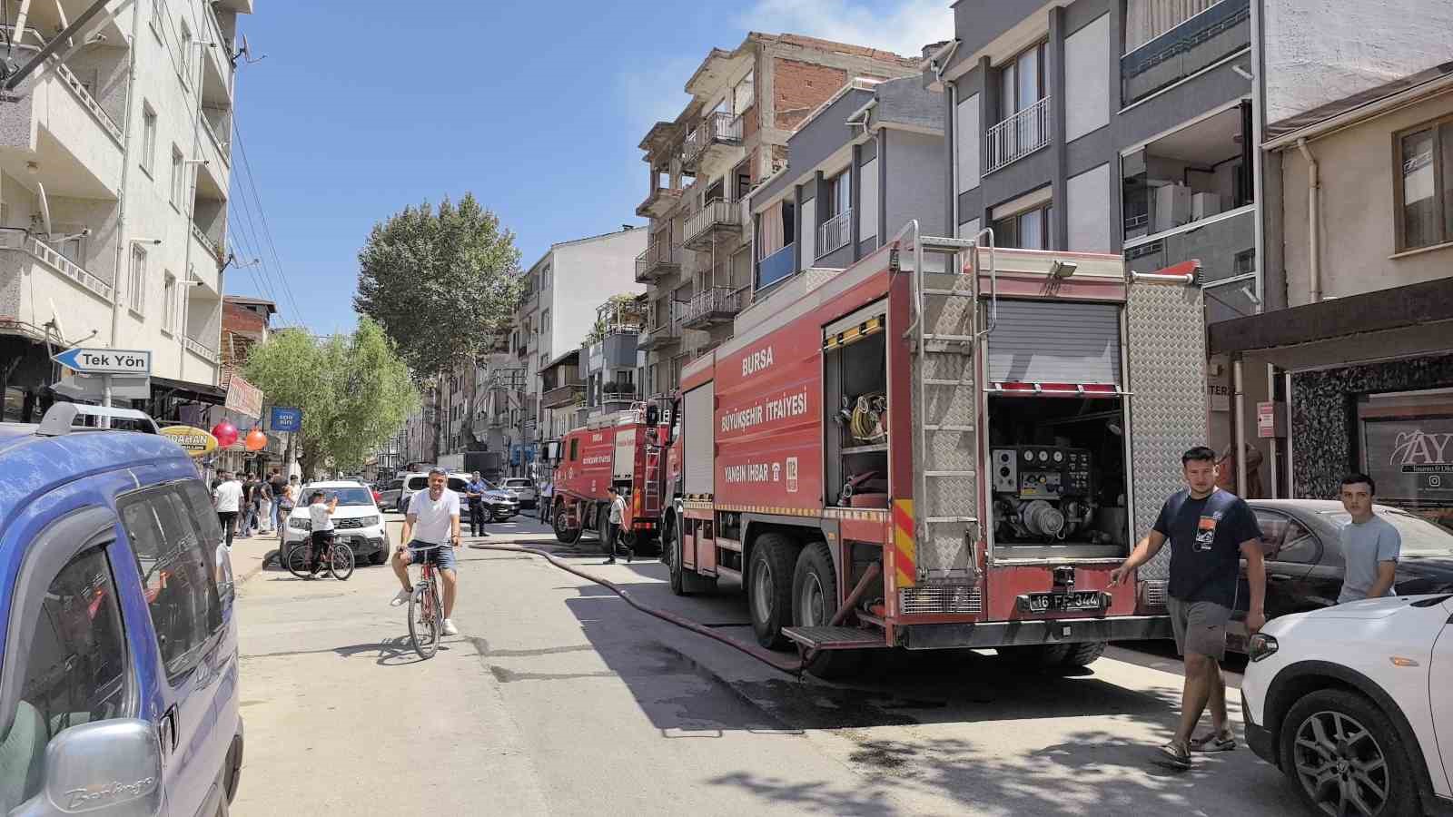 İnegöl’de yıkımına başlanan apartmanda yangın çıktı