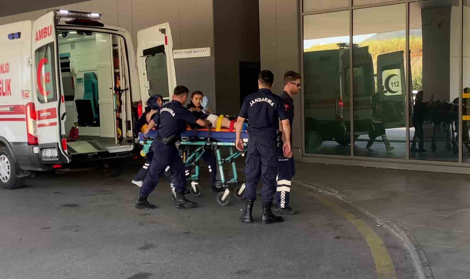 Jandarma personeli meslektaşı tarafından kazara bacağından vuruldu