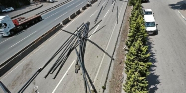 Tırdan dökülen demir profiller D-100 kara yolunda ulaşımı kapattı