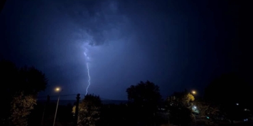 Bursa’da şimşekler geceyi aydınlattı