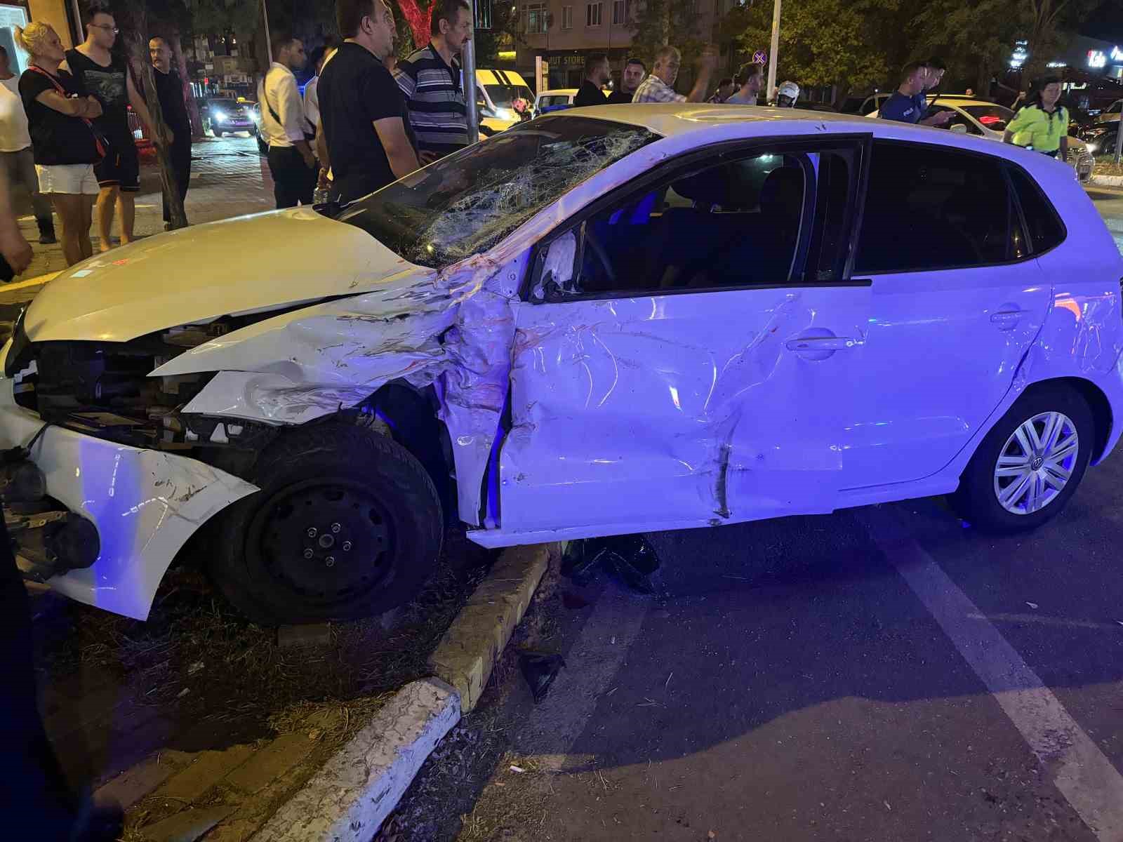 Edirne’de otomobil ile kamyonet çarpıştı: 3 yaralı