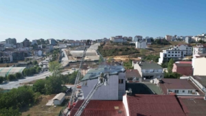 Arnavutköy’de 5 katlı binanın çatısında çıkan yangın paniğe neden oldu