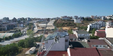 Arnavutköy’de 5 katlı binanın çatısında çıkan yangın paniğe neden oldu