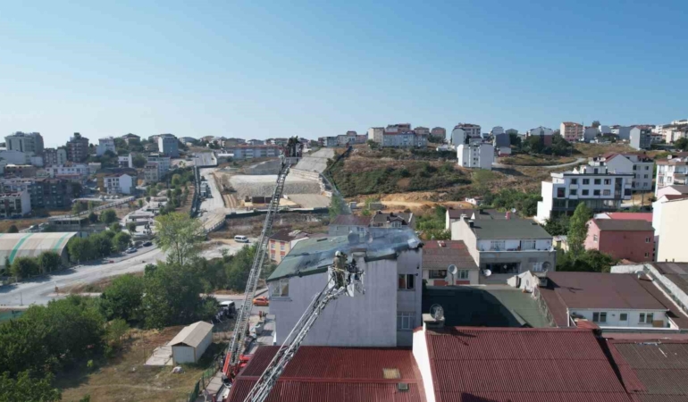 Arnavutköy’de 5 katlı binanın çatısında çıkan yangın paniğe neden oldu