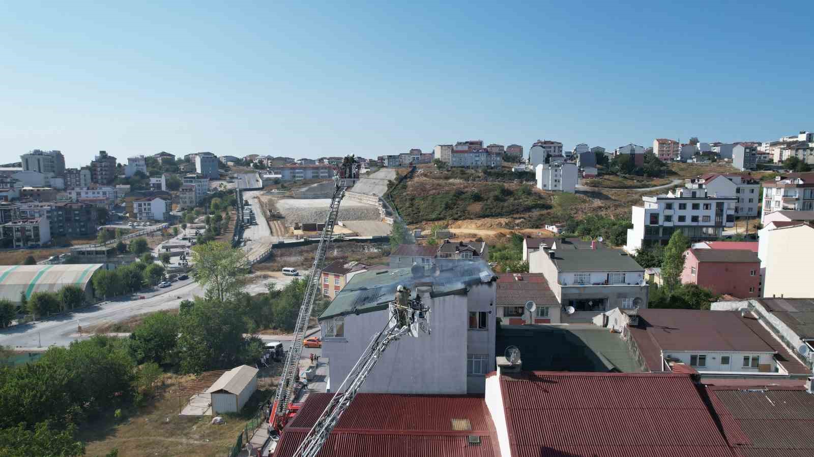 Arnavutköy’de 5 katlı binanın çatısında çıkan yangın paniğe neden oldu