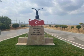 Türk Bayraklı kartal heykeline büyük ilgi