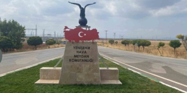 Türk Bayraklı kartal heykeline büyük ilgi