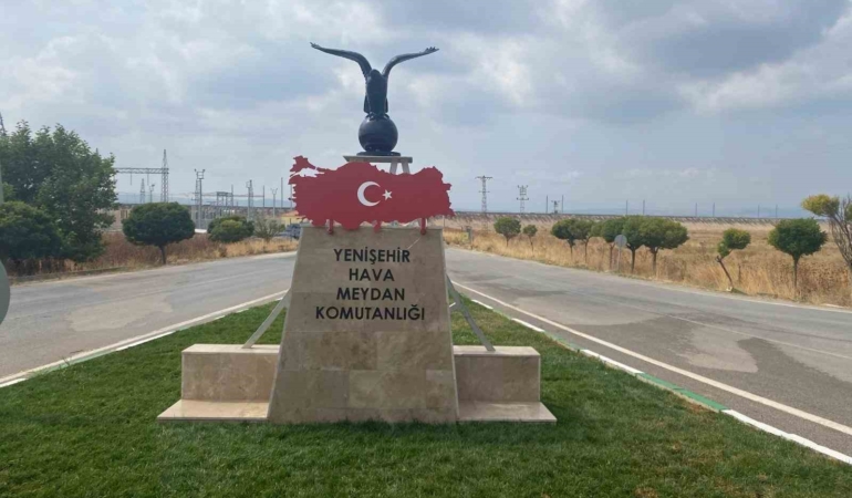 Türk Bayraklı kartal heykeline büyük ilgi