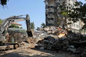 Sındırgı’da deprem sonrası hasarlı binaların yıkımına başlandı