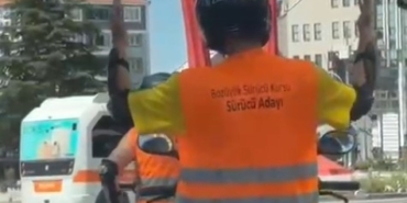 Motosiklet sürücüsünün müzik eşliğinde dans ettiği renkli anlar kamerada
