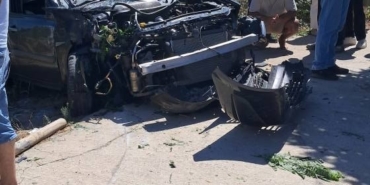 Önce aydınlatma direğine, sonra ağaca çarptı: 2 yaralı