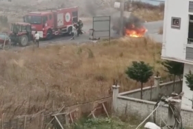 Seyir halindeki otomobil alev aldı: Son anda kurtuldular