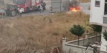 Seyir halindeki otomobil alev aldı: Son anda kurtuldular