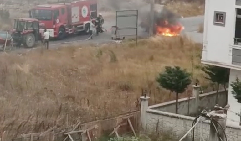 Seyir halindeki otomobil alev aldı: Son anda kurtuldular