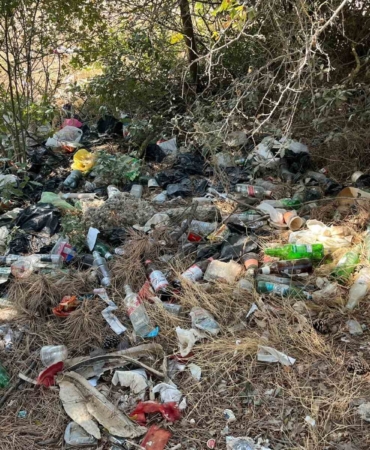 Alkol alanlar şehrin göbeği çöplüğe çevirdiler