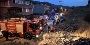 Sakarya’da elektrik direğinde yaşanan patlama yangına sebep oldu