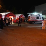 Sındırgı’da 6,1’lik deprem sonrası sahra hastanesi kuruldu, vatandaşlar geceyi stadyumda geçiriyor