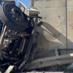 Lastiği patlayan kamyon köprü ayağına çarptı sürücü öldü