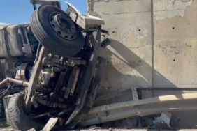 Lastiği patlayan kamyon köprü ayağına çarptı sürücü öldü