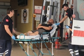 İnegöl’de kum yüklü tır devrildi: Sürücü yaralandı