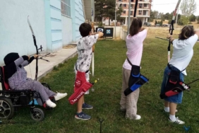 Bahçelievler yüzme havuzu bahçesinde okçuluk rüzgarı