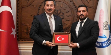 Başkan Ercan Özel ülkücü gençlikle omuz omuza