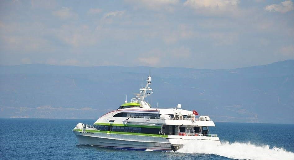 Rüzgar ve fırtına Marmara’da deniz seferlerini aksatıyor