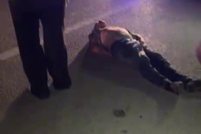 Seyir halindeki kamyonetin kasasından düştü