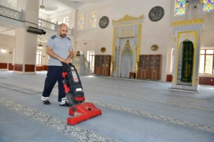 Esenyurt Belediyesi’nden camilere temizlik desteği