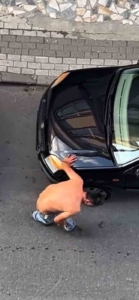 Üsküdar’da satırlı saldırgan park halindeki araçlara zarar verdi