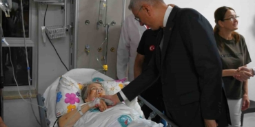 Bakan Memişoğlu Balıkesir’de meydana gelen depremde yaralananları ziyaret etti