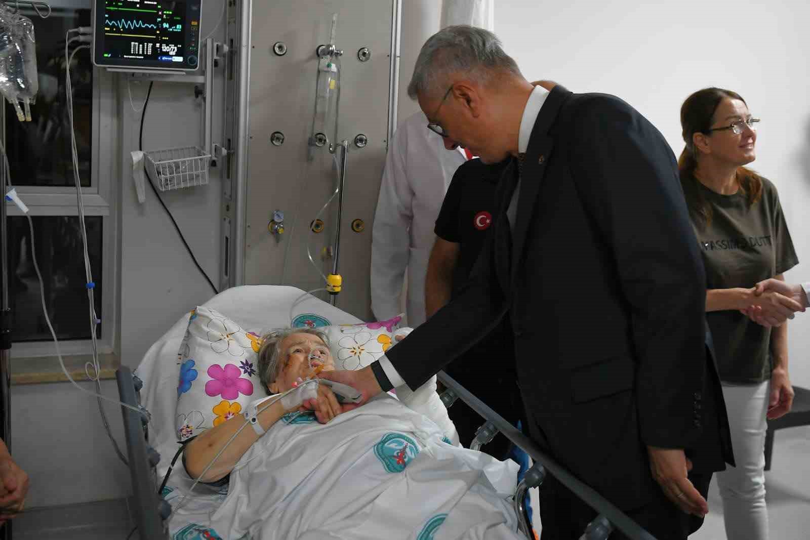 Bakan Memişoğlu Balıkesir’de meydana gelen depremde yaralananları ziyaret etti