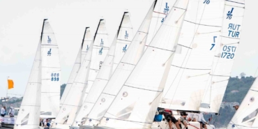 Yelkencilerin rüzgarla yarışı çok hızlı başladı