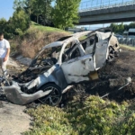 Ümraniye’de kontrolden çıkıp refüje giren otomobil alev alev yandı