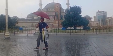 Taksim’de önce sağanak etkili oldu ardından güneş açtı
