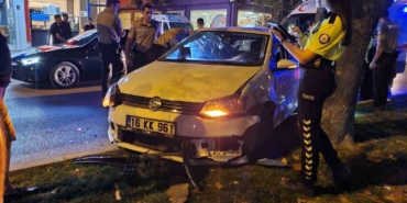 Bursa’da otomobil kamyonete çarptı, sürücüsü yaralandı