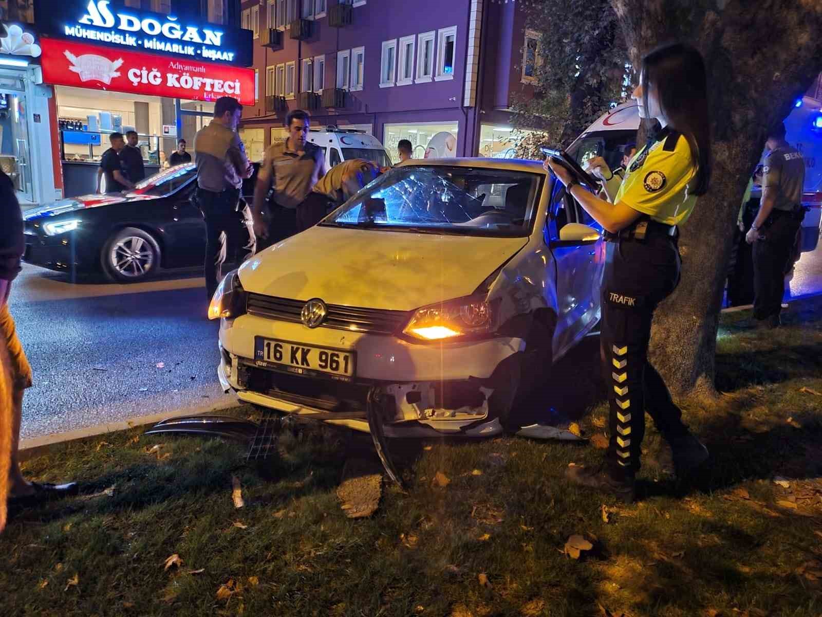 Bursa’da otomobil kamyonete çarptı, sürücüsü yaralandı