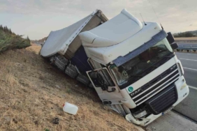 Balıkesir’de Bulgaristan plakalı tır yan yattı