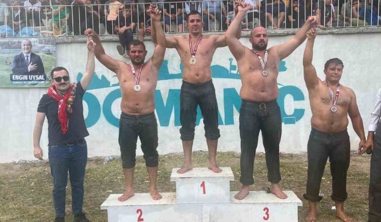 Sakarya Büyükşehir’in pehlivanı Kütahya’da kürsüye çıktı