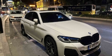 Eminönü’nde silahlı şahıs husumetlisini kovalayarak ateş etti, yoldan geçen adam yaralandı