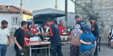 Sındırgı’daki depremzedelere Kızılay desteği