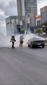 Ataşehir’de araç yangını