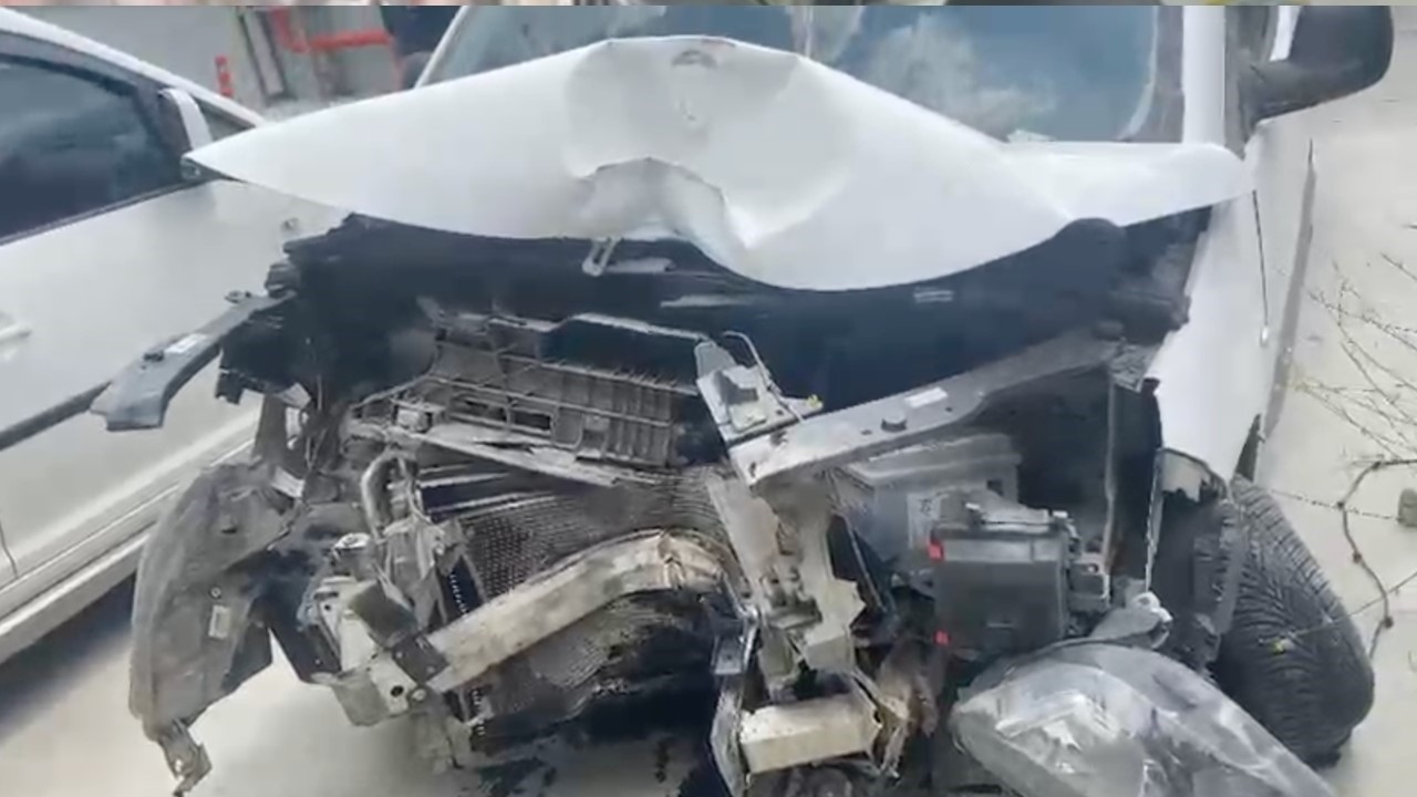 Direğe çarpan otomobildeki 2 kişi yaralandı