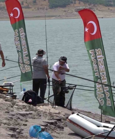 Sındırgı’da balıkçılar baraj gölünde kıyasıya yarıştı