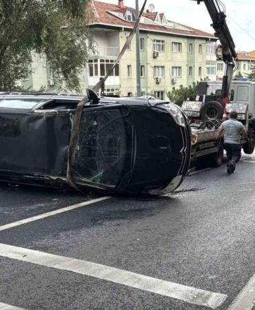 Sarıyer’de refüje çarpan araç takla attı: Sürücü yaralandı