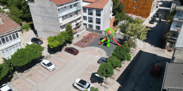 İnegöl Belediyesi eskiyen çocuk parklarını yeniliyor
