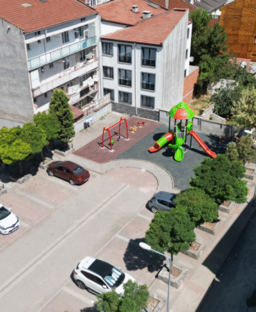 İnegöl Belediyesi eskiyen çocuk parklarını yeniliyor
