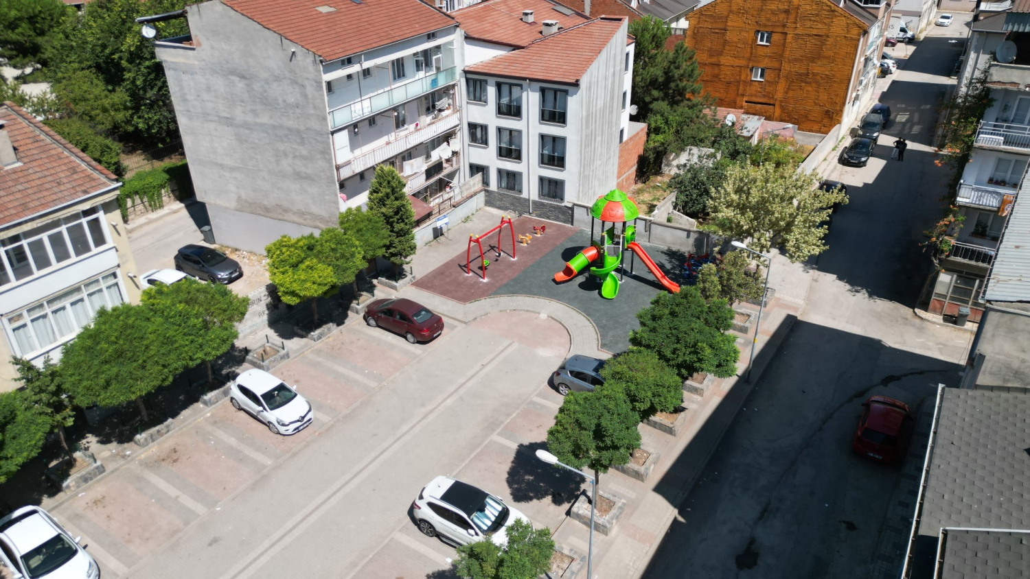 İnegöl Belediyesi eskiyen çocuk parklarını yeniliyor